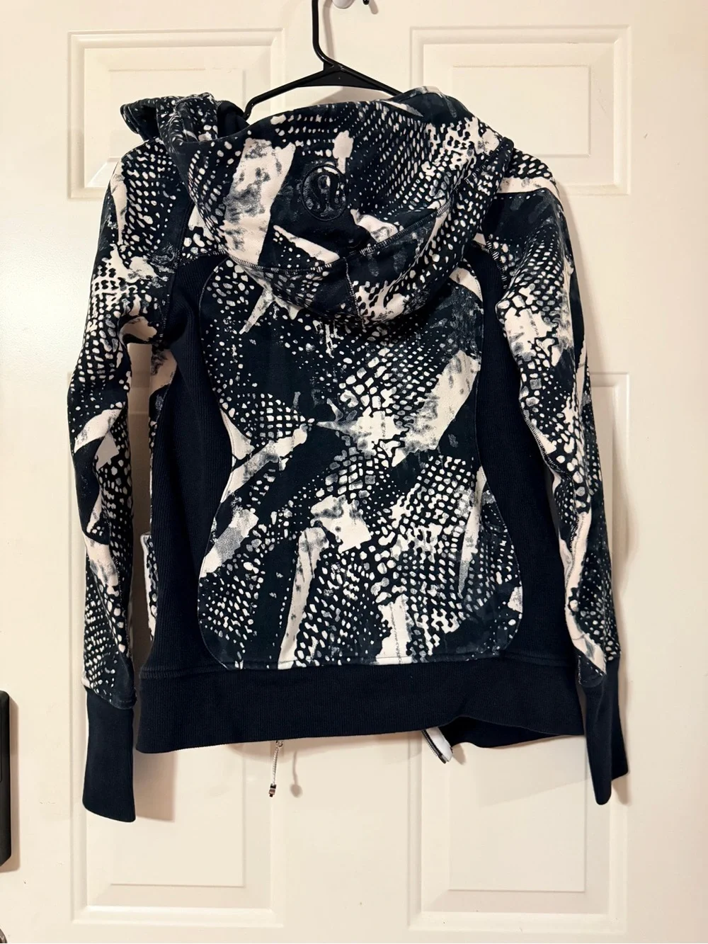 Lululemon Black & White Patterned Scuba Zip-Up Hoodie With Thumbholes